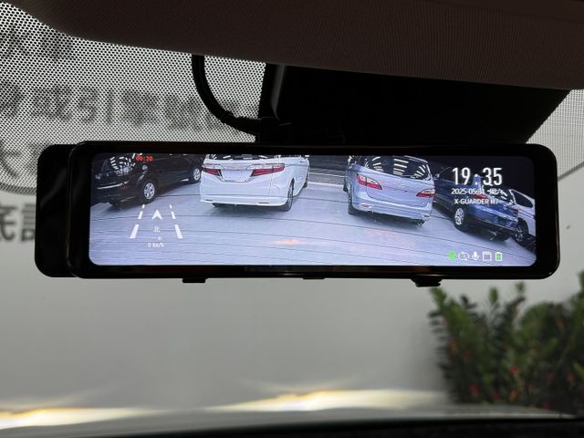內外如新，一手車，里程只有1萬多公里 ! 里程保證，認證漂亮車，原鈑件保證，2.0最頂級智行電尾門版，實車在店，歡迎賞車  第19張相片