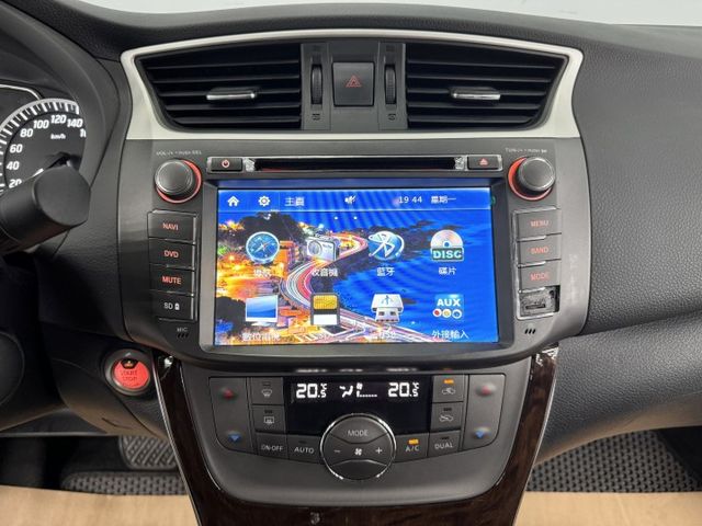 超優質代步車，一手認證漂亮車，僅實跑9萬多公里，稀有低里程，旗艦版 有免鑰匙、定速、恆溫，可以全額貸，實車在店，歡迎賞車  第11張相片