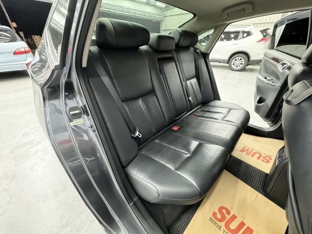超優質代步車，一手認證漂亮車，僅實跑9萬多公里，稀有低里程，旗艦版 有免鑰匙、定速、恆溫，可以全額貸，實車在店，歡迎賞車  第13張相片