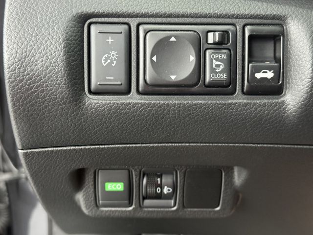 超優質代步車，一手認證漂亮車，僅實跑9萬多公里，稀有低里程，旗艦版 有免鑰匙、定速、恆溫，可以全額貸，實車在店，歡迎賞車  第16張相片