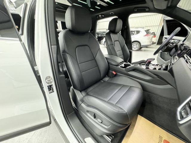 保證一手女董座用車，第三方認證原鈑件保證，新車選配22萬勁享套件，只跑2萬初公里，原廠保養，內外如新，實車在店，歡迎賞車  第8張相片