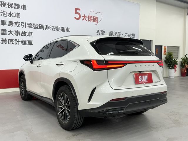 一手認證漂亮車!僅實跑4萬公里，市場稀少的油電版本，升級電尾門、360環景，內外如新、氣氛漂亮，實車在店，歡迎賞車  第6張相片