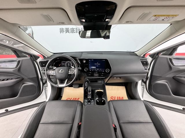 一手認證漂亮車!僅實跑4萬公里，市場稀少的油電版本，升級電尾門、360環景，內外如新、氣氛漂亮，實車在店，歡迎賞車  第9張相片