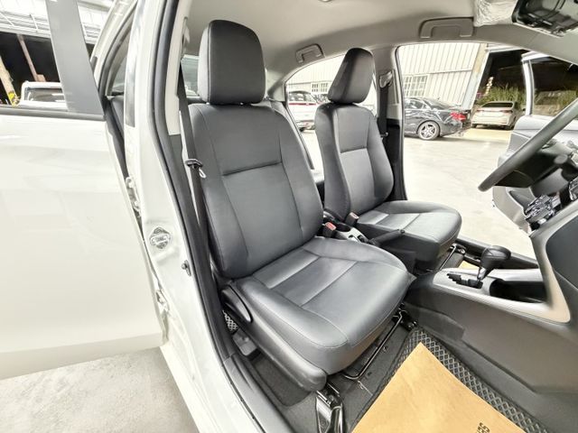 一手認證漂亮車，原鈑件保證，里程數只跑9千多公里，整車內外如新，超優質代步車，可以全額貸款，歡迎賞車  第8張相片