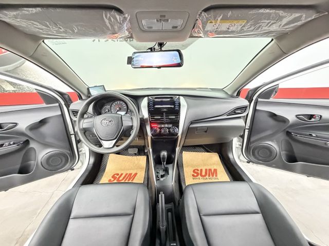 一手認證漂亮車，原鈑件保證，里程數只跑9千多公里，整車內外如新，超優質代步車，可以全額貸款，歡迎賞車  第9張相片