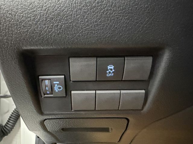 一手認證漂亮車，原鈑件保證，里程數只跑9千多公里，整車內外如新，超優質代步車，可以全額貸款，歡迎賞車  第11張相片