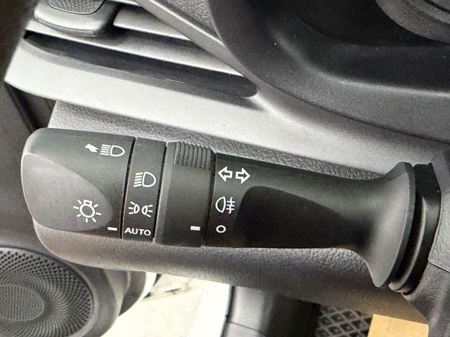 一手認證漂亮車，原鈑件保證，里程數只跑9千多公里，整車內外如新，超優質代步車，可以全額貸款，歡迎賞車  第12張相片