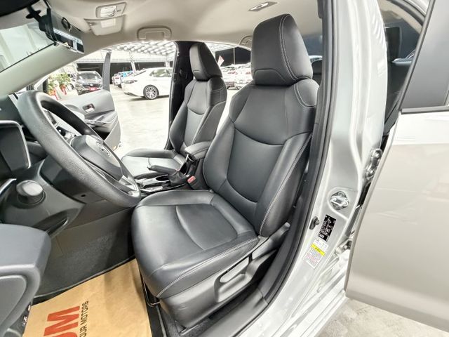 一手認證漂亮車，原鈑件保證，實跑3萬多公里原廠保養，內外如新，可以全額貸歡迎賞車  第7張相片