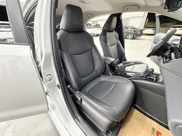 一手認證漂亮車，原鈑件保證，實跑3萬多公里原廠保養，內外如新，可以全額貸歡迎賞車  第8張相片