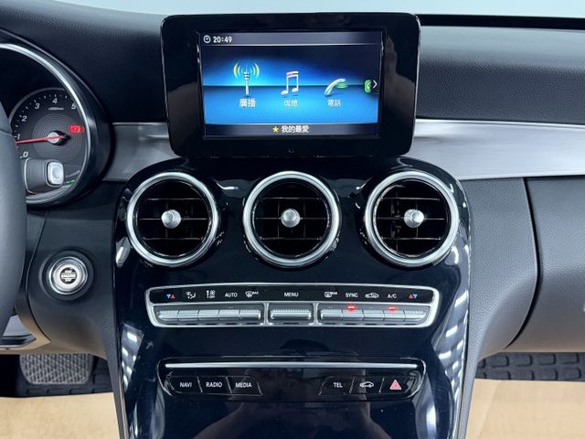 小改款後C200，一手認證漂亮車，原鈑件保證，里程保證只有實跑4萬多公里，內外如新，可以全額貸款，歡迎賞車  第11張相片