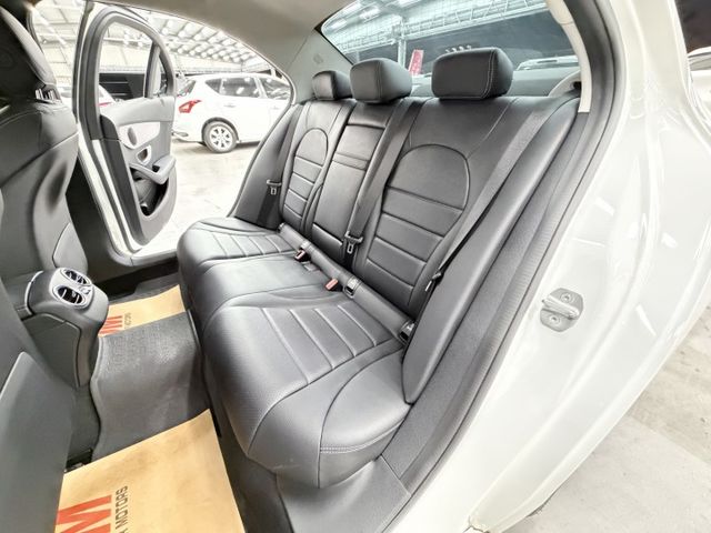 小改款後C200，一手認證漂亮車，原鈑件保證，里程保證只有實跑4萬多公里，內外如新，可以全額貸款，歡迎賞車  第16張相片