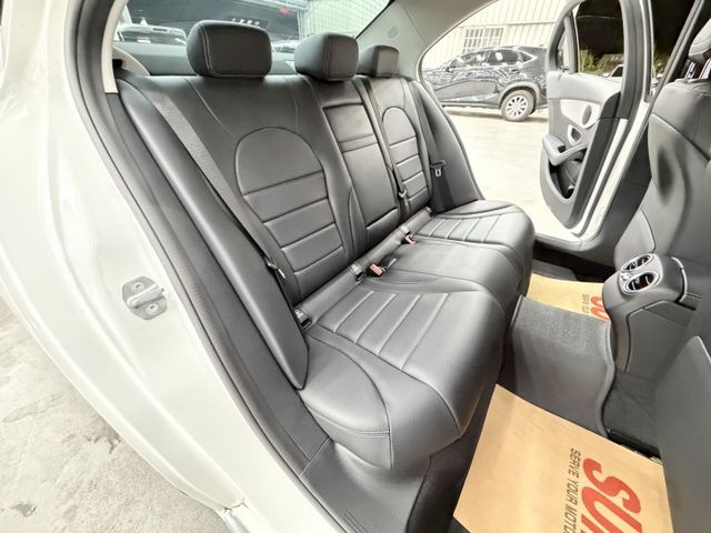 小改款後C200，一手認證漂亮車，原鈑件保證，里程保證只有實跑4萬多公里，內外如新，可以全額貸款，歡迎賞車  第17張相片