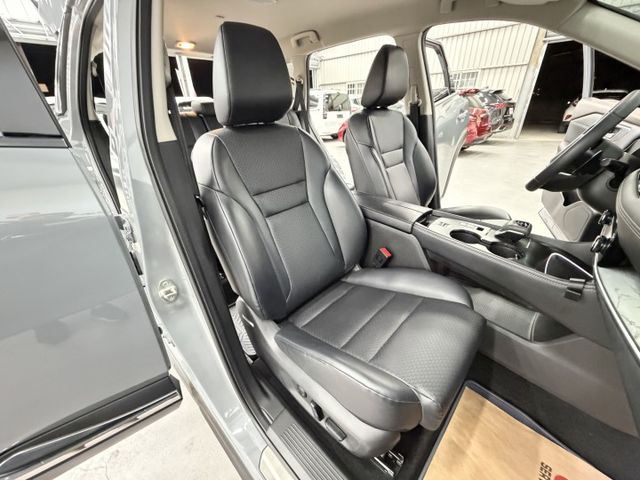 一手認證漂亮車，原鈑件保證，頂級旗艦版配備滿滿，實跑3萬多公里原廠保養，4條輪胎剛換，可以全貸歡迎賞車  第8張相片