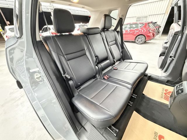 一手認證漂亮車，原鈑件保證，頂級旗艦版配備滿滿，實跑3萬多公里原廠保養，4條輪胎剛換，可以全貸歡迎賞車  第15張相片