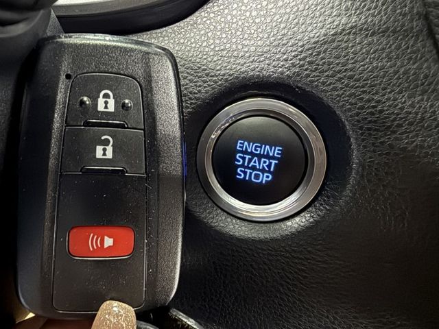 一手認證漂亮車，原鈑件保證，頂級旗艦版，全原廠保養~車況健康無待修，可以全額貸款，歡迎賞車  第15張相片