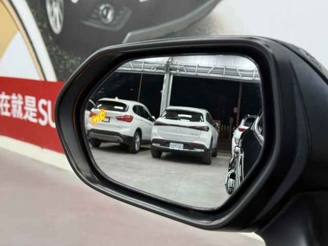 一手認證漂亮車，原鈑件保證，頂級旗艦版，全原廠保養~車況健康無待修，可以全額貸款，歡迎賞車  第18張相片