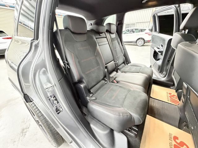 先誠實再成交~車尾被親到換鈑件，反應價格上~超便宜一手認證車，僅實跑5萬多公里，AMG、7人座、23P、360，配備滿滿  第18張相片