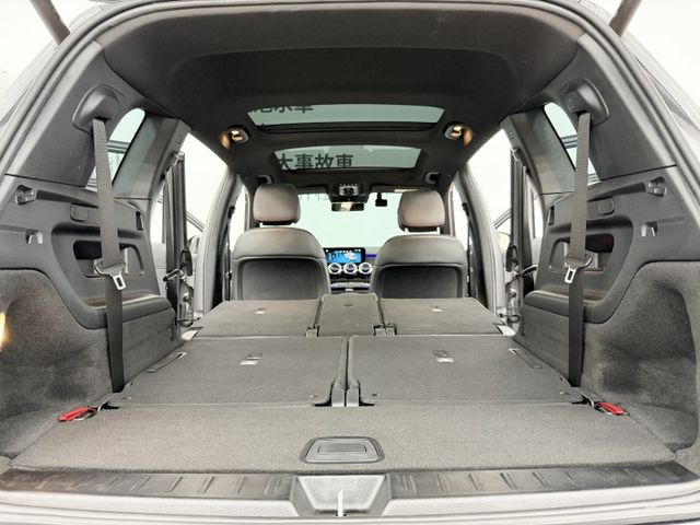 先誠實再成交~車尾被親到換鈑件，反應價格上~超便宜一手認證車，僅實跑5萬多公里，AMG、7人座、23P、360，配備滿滿  第19張相片