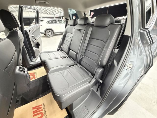 一手認證漂亮車，原鈑件保證，僅實跑3萬公里，市場不多的7人座，PREMIUM版本，配備滿滿可以全額貸，歡迎賞車  第17張相片