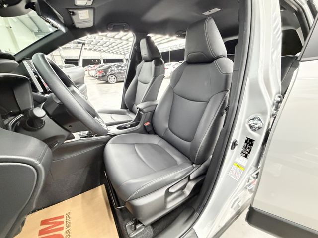 一手媽媽自用漂亮車，認證原鈑件保證，只實跑2萬多公里，原廠保養里程保證，內外如新，可以全額貸款，歡迎賞車  第7張相片