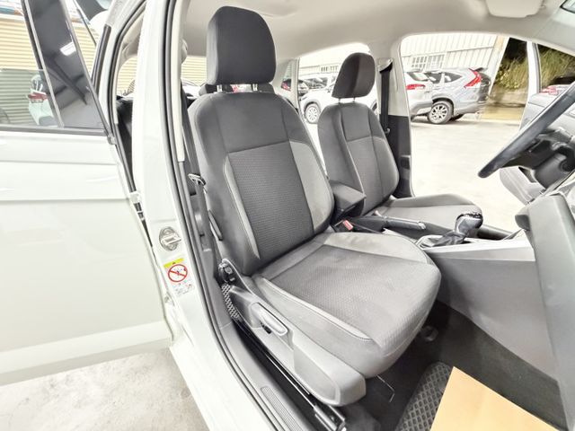 買新車的感覺~一手認證漂亮車，原鈑件保證，僅實跑4千公里，里程保證，TECH版本，可以全額貸款，歡迎賞車  第8張相片