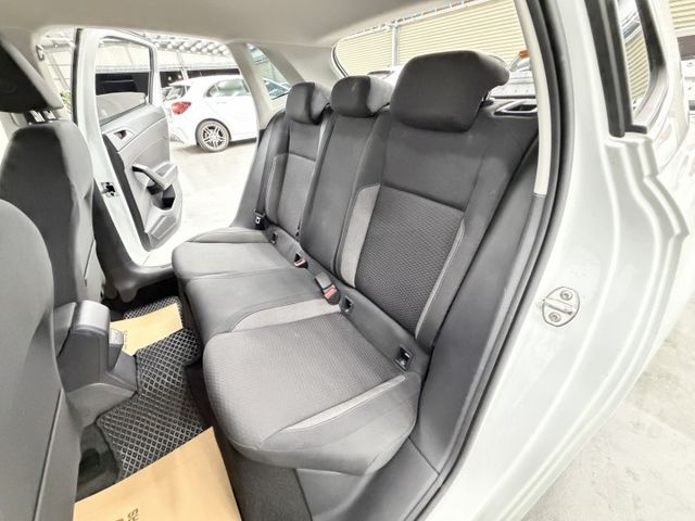 買新車的感覺~一手認證漂亮車，原鈑件保證，僅實跑4千公里，里程保證，TECH版本，可以全額貸款，歡迎賞車  第17張相片