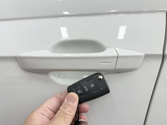 買新車的感覺~一手認證漂亮車，原鈑件保證，僅實跑4千公里，里程保證，TECH版本，可以全額貸款，歡迎賞車  第20張相片