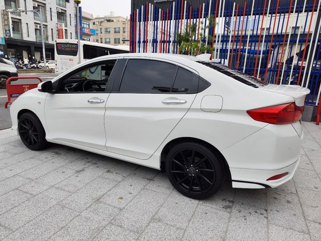 零頭款可全貸 實車實價 絕不到場再加價 里程保證 無泡水 無事故 無待修  第5張相片