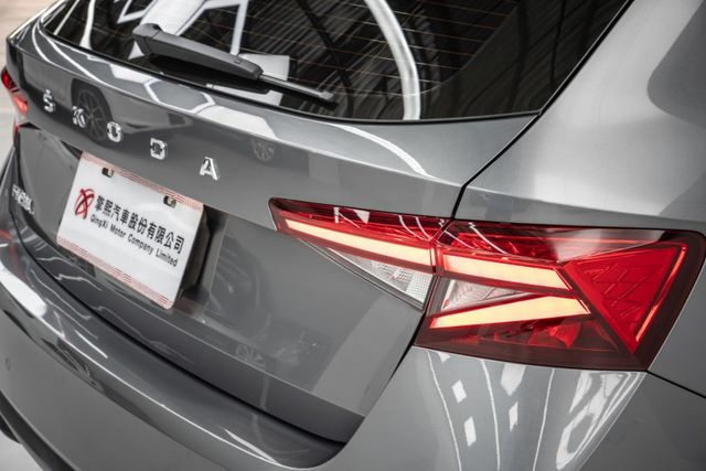 經濟都市掀背｜省稅省油｜原廠延保至2029.07｜原廠保養｜四顆輪胎剛換新｜Qi無線充電｜ACC跟車｜盲點偵測｜免鑰系統  第8張相片