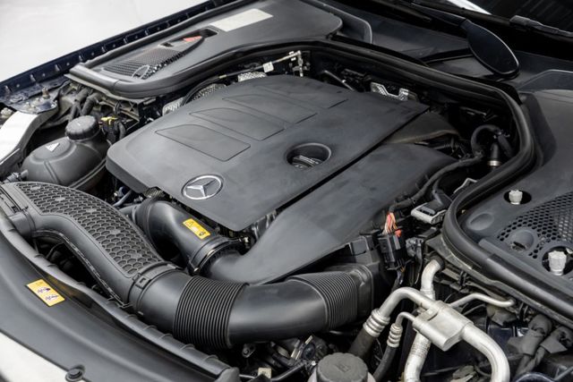 原鈑件｜原廠保養｜AMG套件｜柏林之音｜環景｜全數位儀表｜電動天窗｜腳踢尾門｜ACC｜車道維持｜64色氣氛燈｜HUD抬顯  第3張相片