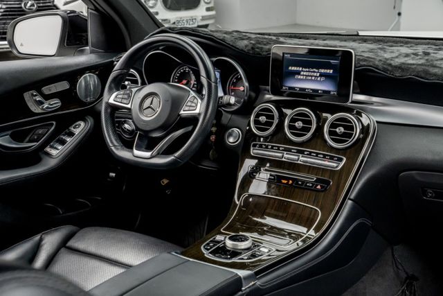 原鈑件｜柏林之音｜盲點｜環景｜20吋輪圈｜電動尾門｜定速｜電動方向盤｜雙加熱座椅｜SPORT｜CD主機｜換檔撥片｜免鑰匙  第6張相片