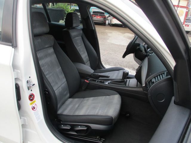 進口優質代步車~讓您輕鬆入主百萬車款~HID頭燈~按鈕式發車~定速巡航~ABS煞車輔助系統~8顆安全氣囊~多功能方向盤~  第4張相片