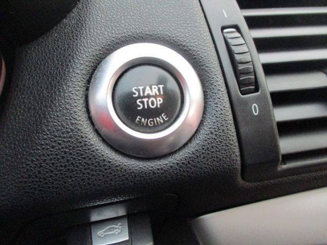 進口優質代步車~讓您輕鬆入主百萬車款~HID頭燈~按鈕式發車~定速巡航~ABS煞車輔助系統~8顆安全氣囊~多功能方向盤~  第6張相片