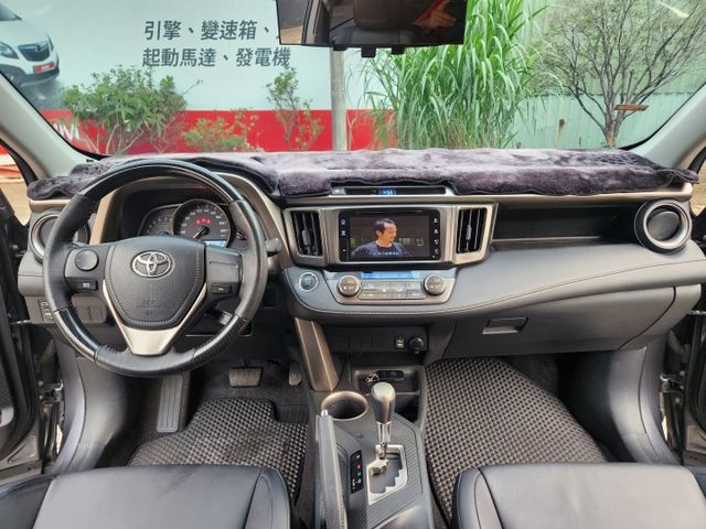 摸門免鑰匙啟動~定速巡航~電動座椅~衛星導航~倒車影像~數位電視~DVD~電動座椅~雙區恆溫空調~ABS煞車輔助系統~  第14張相片
