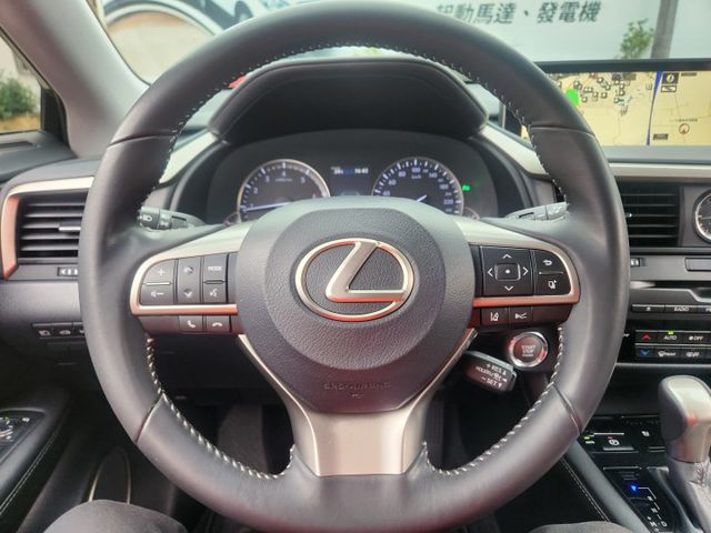 天窗版~渦輪增壓器~LED頭燈~HUD抬頭顯示器~免鑰匙~ACC跟車系統~車道偏離警示系統~雙前冷熱電動椅~記憶電動椅~  第15張相片