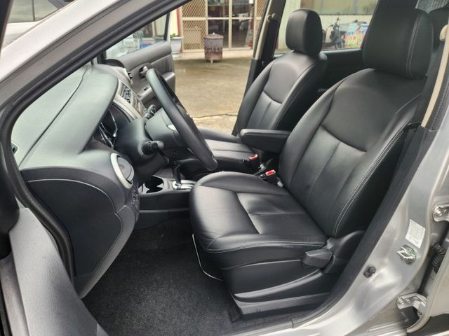 跨界休旅車~原廠保養~安全氣囊~胎壓監控~電子煞車力道輔助系統~里程電腦~超大空間~出遊載貨都方便~極致美車~  第3張相片