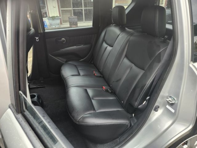 跨界休旅車~原廠保養~安全氣囊~胎壓監控~電子煞車力道輔助系統~里程電腦~超大空間~出遊載貨都方便~極致美車~  第4張相片