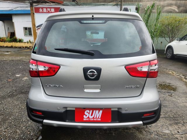 跨界休旅車~原廠保養~安全氣囊~胎壓監控~電子煞車力道輔助系統~里程電腦~超大空間~出遊載貨都方便~極致美車~  第9張相片