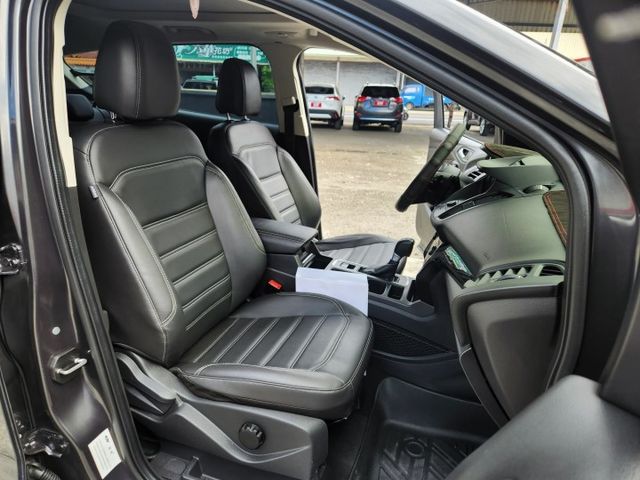 1.5渦輪增壓器~全景式天窗~摸門免鑰匙~盲點~胎壓~定速巡航~雙區恆溫~倒車影像~藍芽通訊~電子手煞車~ABS循跡防滑  第5張相片