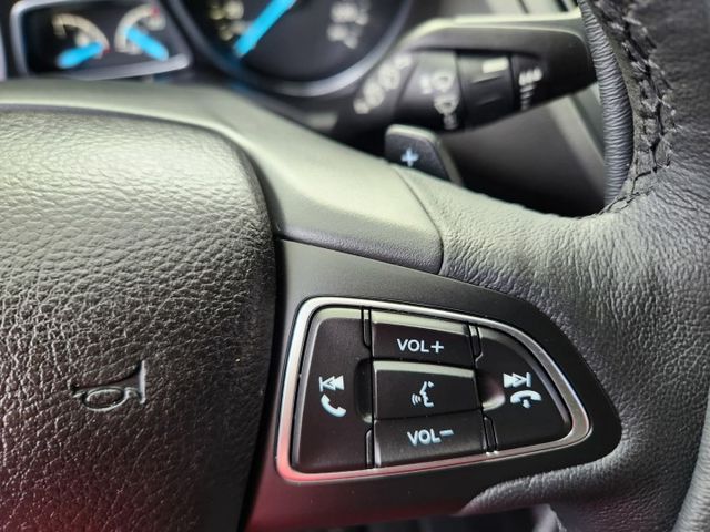 1.5渦輪增壓器~全景式天窗~摸門免鑰匙~盲點~胎壓~定速巡航~雙區恆溫~倒車影像~藍芽通訊~電子手煞車~ABS循跡防滑  第11張相片