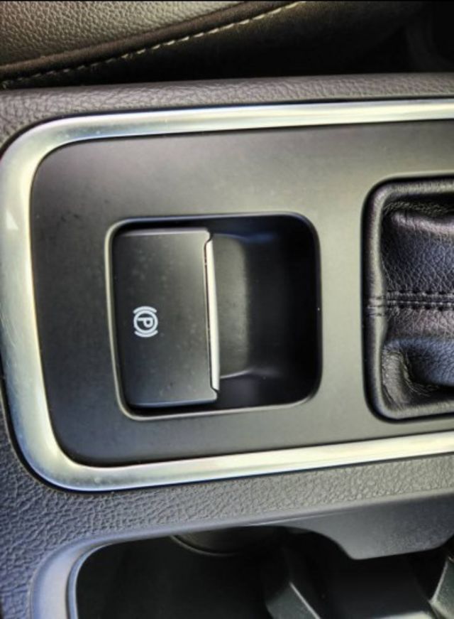 1.5渦輪增壓器~全景式天窗~摸門免鑰匙~盲點~胎壓~定速巡航~雙區恆溫~倒車影像~藍芽通訊~電子手煞車~ABS循跡防滑  第12張相片