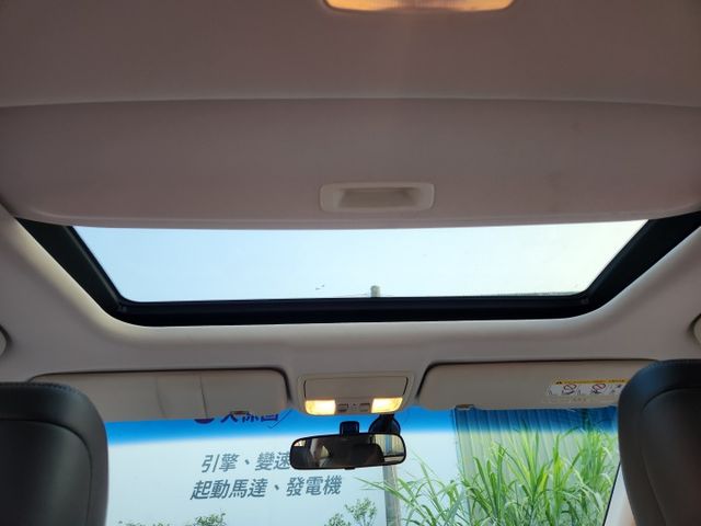 天窗版~原廠保養~方向盤換檔快撥片~衛星導航~倒車影像~藍芽通訊~HID頭燈~定速巡航~雙區恆溫空調~ABS系統~  第6張相片
