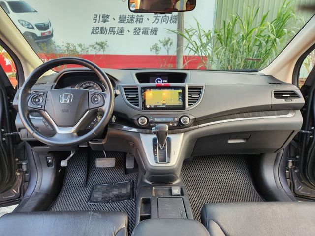 天窗版~原廠保養~方向盤換檔快撥片~衛星導航~倒車影像~藍芽通訊~HID頭燈~定速巡航~雙區恆溫空調~ABS系統~  第14張相片