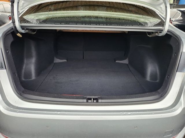 摸門免鑰匙啟動~ACC跟車系統~盲點偵測系統~AEB自動緊急煞車系統~車道偏離警示系統~胎壓監控~恆溫~原廠保養～  第11張相片