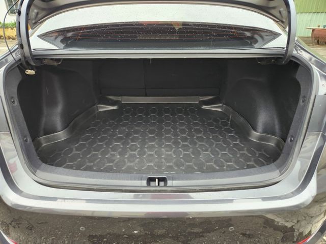 摸門免鑰匙啟動~ACC跟車系統~盲點偵測系統~AEB自動緊急煞車系統~車道偏離警示系統~胎壓監控~恆溫~原廠保養～  第12張相片