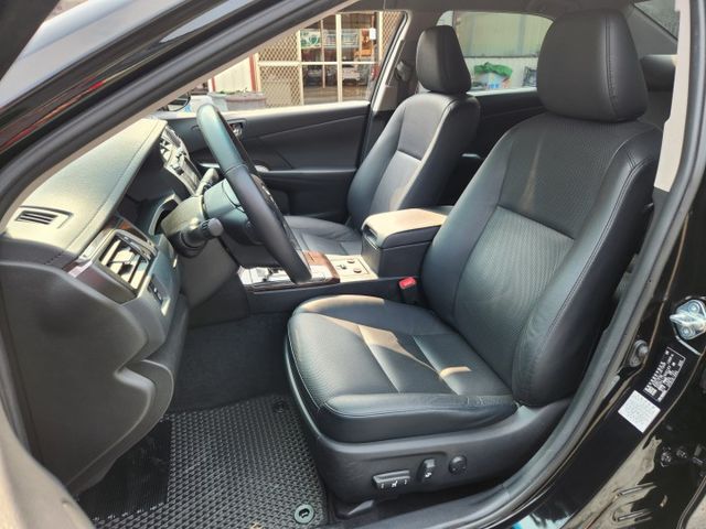 摸門免鑰匙啟動~定速巡航~電動椅~雙區恆溫空調~抬頭顯示器~安全氣囊~ABS煞車輔助系統~0頭款交車~讓您輕鬆貸回家~  第2張相片