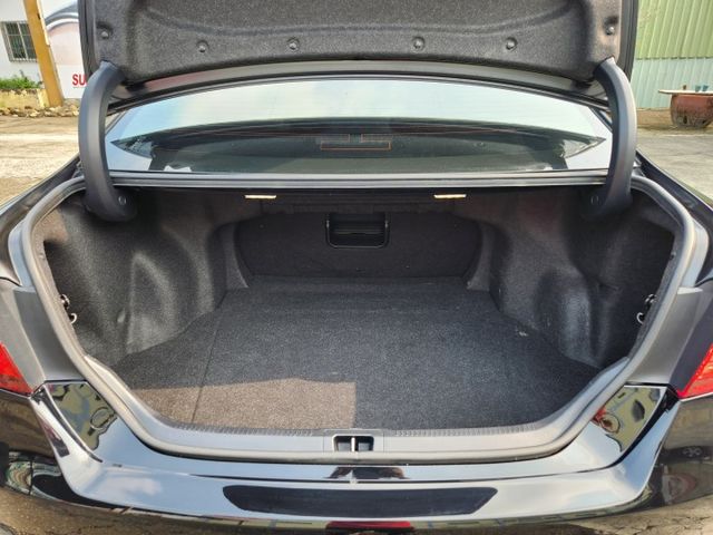 摸門免鑰匙啟動~定速巡航~電動椅~雙區恆溫空調~抬頭顯示器~安全氣囊~ABS煞車輔助系統~0頭款交車~讓您輕鬆貸回家~  第8張相片