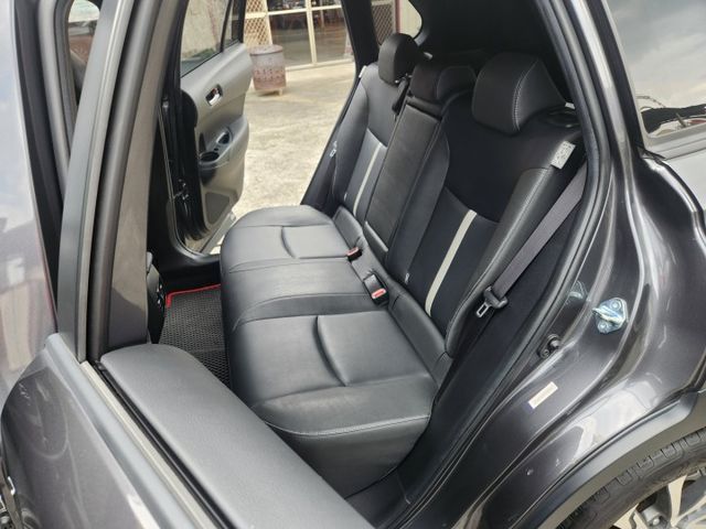 Gr sport 原廠保養 只跑7萬 環景倒車影像 摸門免鑰匙啟動 盲點偵測 胎壓偵測 ACC跟車系統 車道維持車道偏離  第5張相片