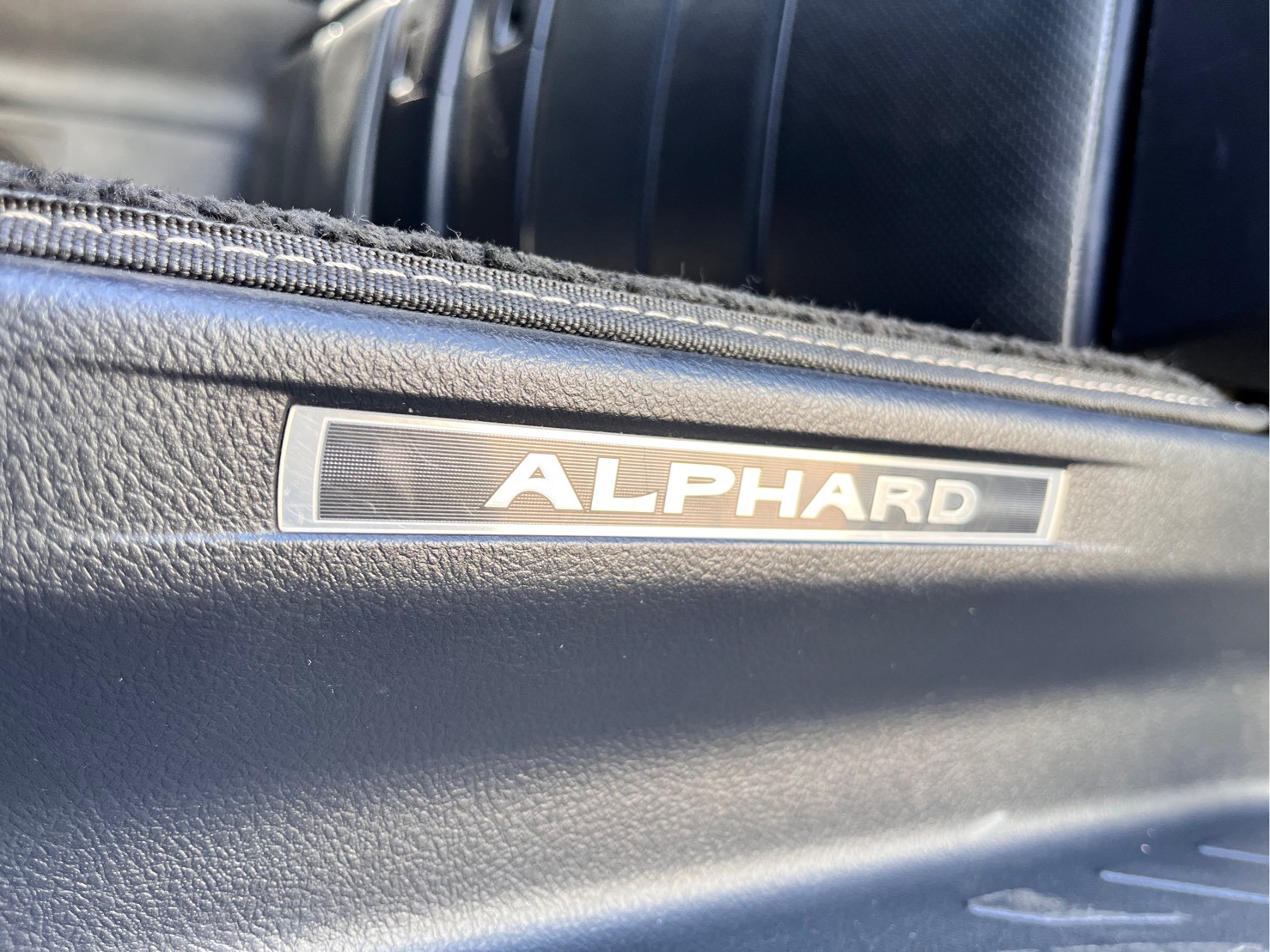 【旭峯汽車】2015年 Toyota Alphard 3.5L V6 自然進氣 無待修 單純里程高 非計程車  第13張相片