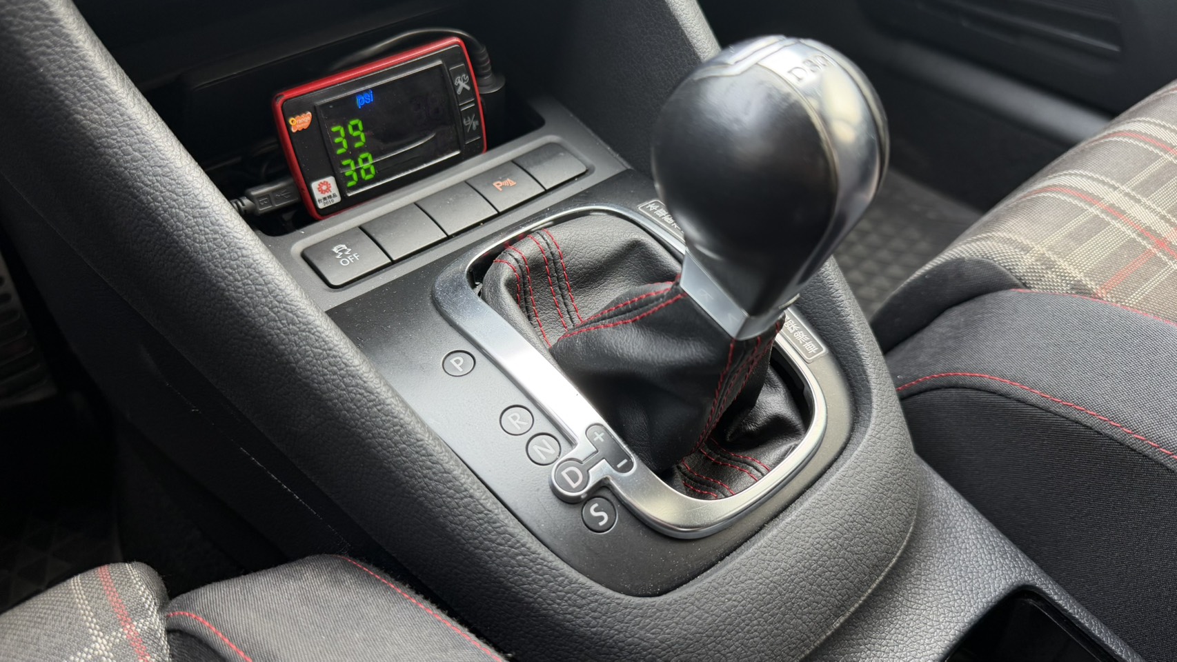 【性能鋼砲標竿】 2010 Volkswagen Golf GTI 2.0 里程保證 僅跑13萬多公里  第9張相片